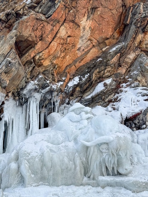 скульптура из наплыва льда на скалы Ольхона