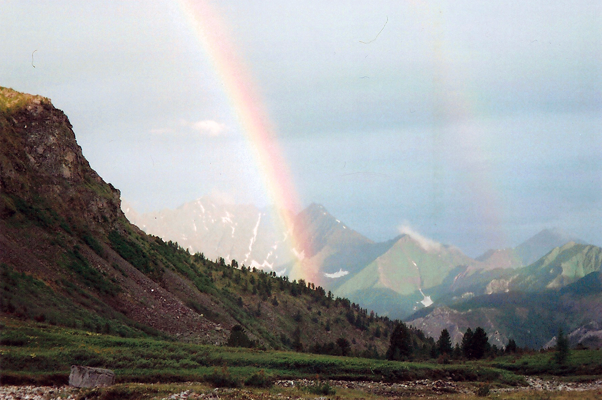 Двойная радуга на фоне дальних гор