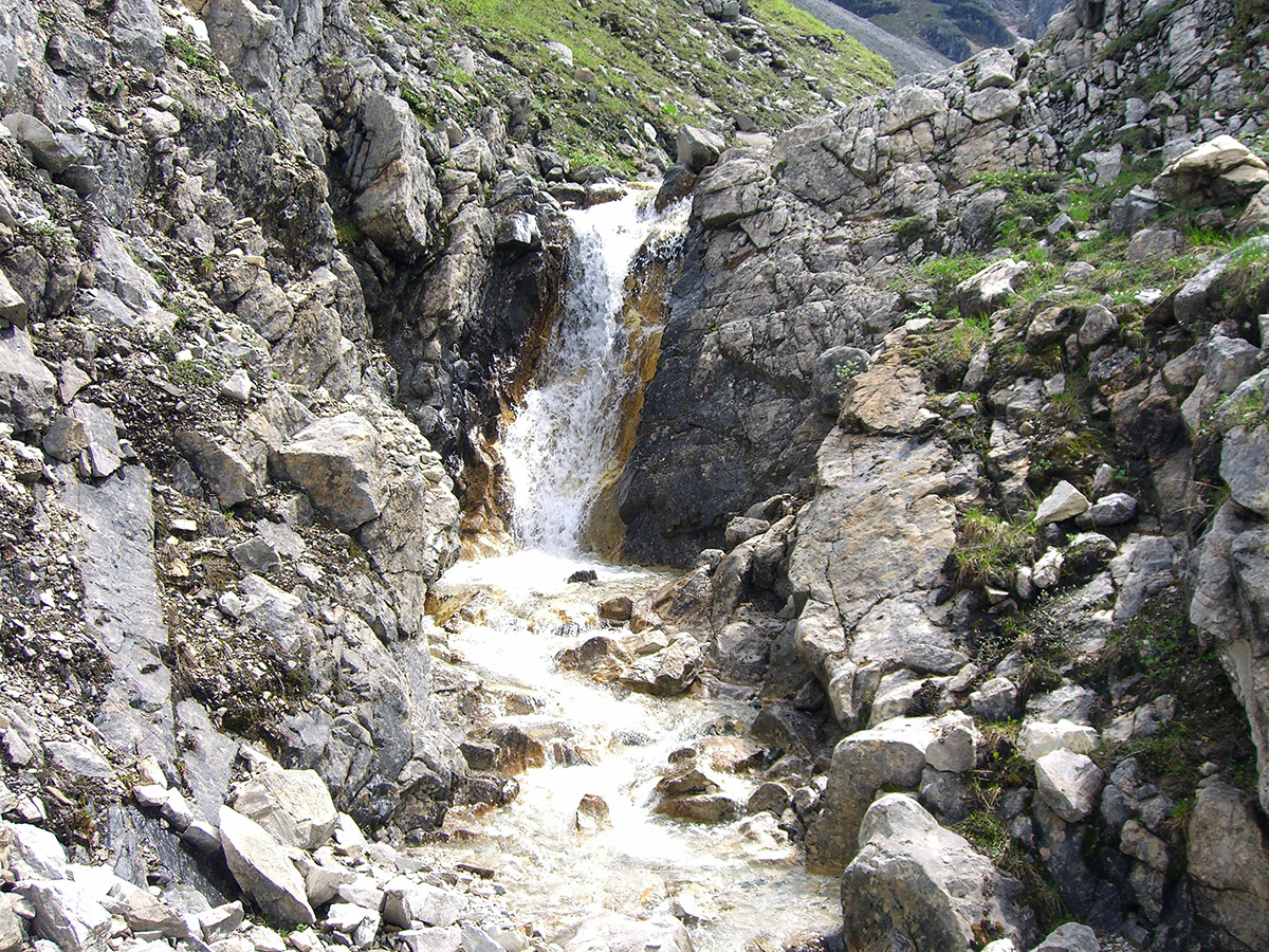 Река в Верхнем лагере начинается с роскошного водопада
