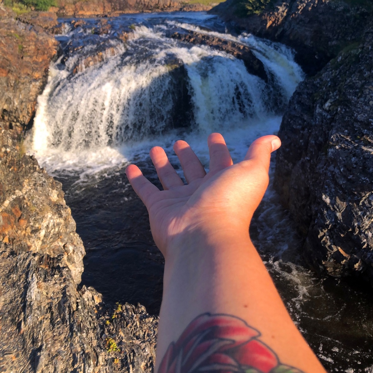 Рука протянутая к водопаду