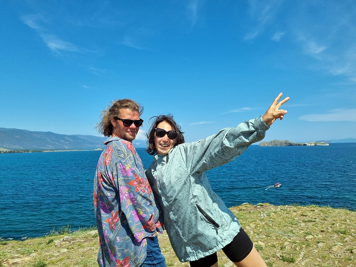 Лёша и Алия на берегу Байкала