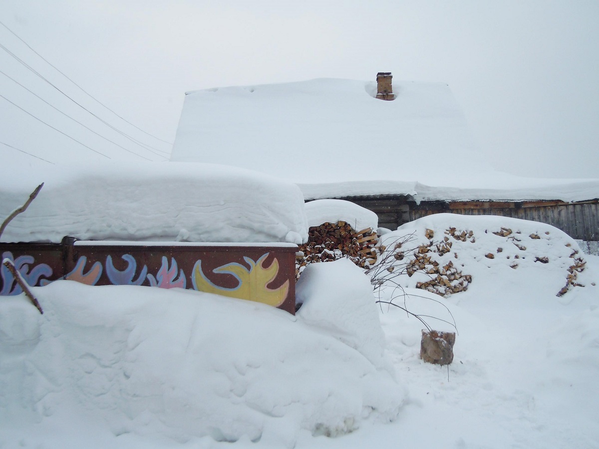 Снега в Сибири за одну ночь наметает много.