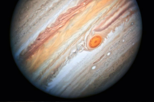 Облака и Большое красное пятно Юпитра.