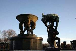 Парк скульптур в Осло, статуи работы Густава Вигеланда. Фонтан, окруженный деревьями из бронзы, является аллегорическим изображением мифологического Урда — источника божественной мудрости. Однако люди в этом саду, пародирующем Эдем, не спешат наслаждаться божественным