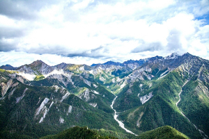 Вид с пика Трехглавая на Тункинские Гольцы в горах Восточного Саяна