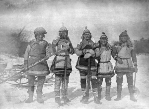 Владимир Клавдиевич Арсеньев и удэгейцы с реки Анюй. Фотография сделана во время одной из экспедиций В. К. Арсеньева, вероятно, в 1908-1910 годах.