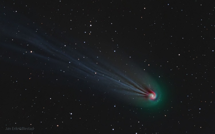 изображение кометы Понса-Брукса, полученное с помощью камер