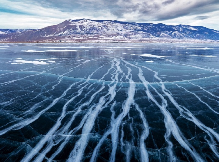 волнообразные трещины байкальского льда