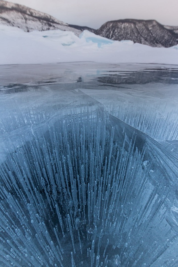 "гвоздики" в Байкальском льду