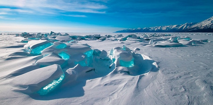 лёд на снегу Байкала