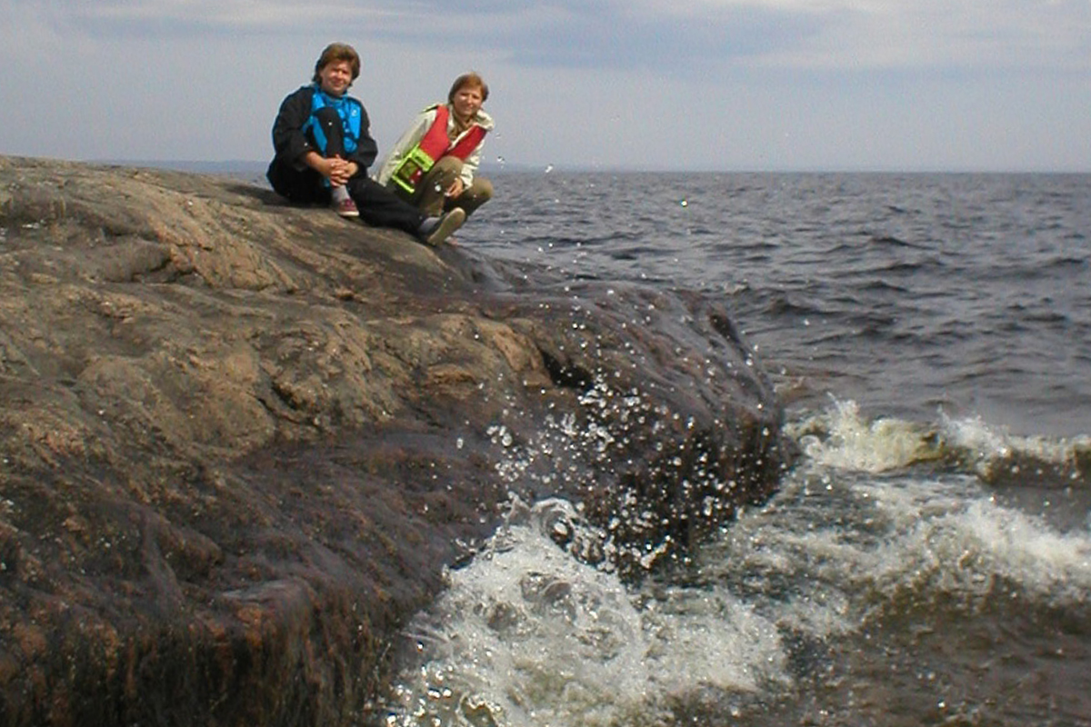 две девушке на скале, омываемой волнами