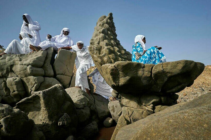 мусульманская семья в Сенигале отдыхает на камнях