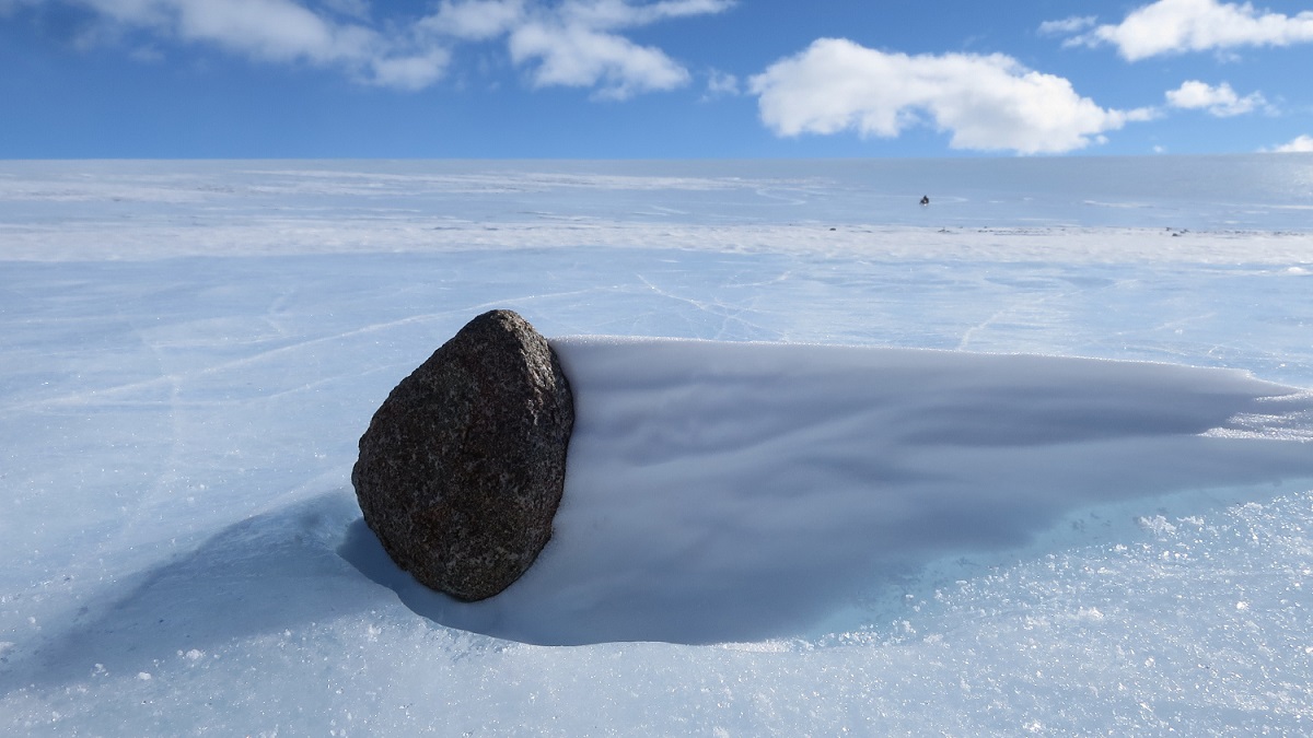метеорит на фоне снегов Антарктиды