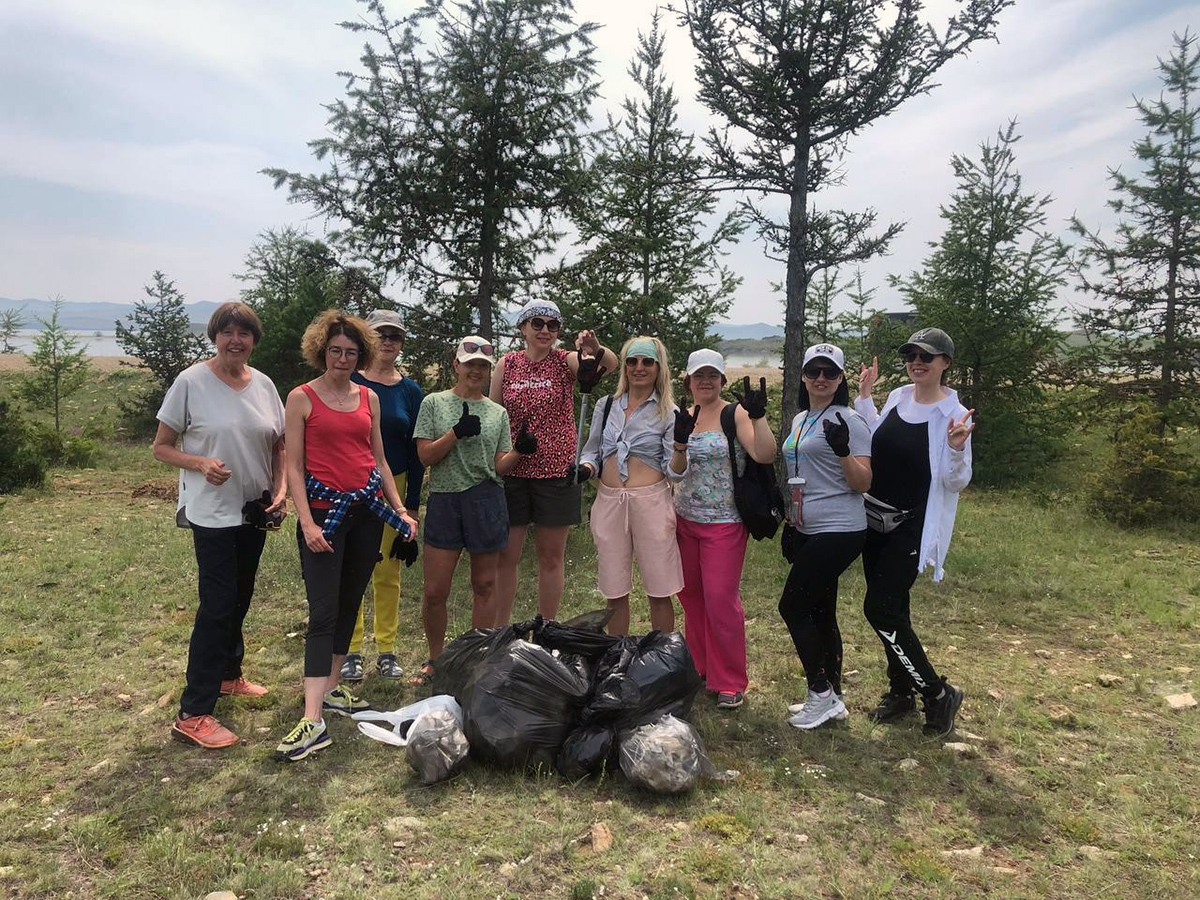 Уборка мусора на берегу Байкала
