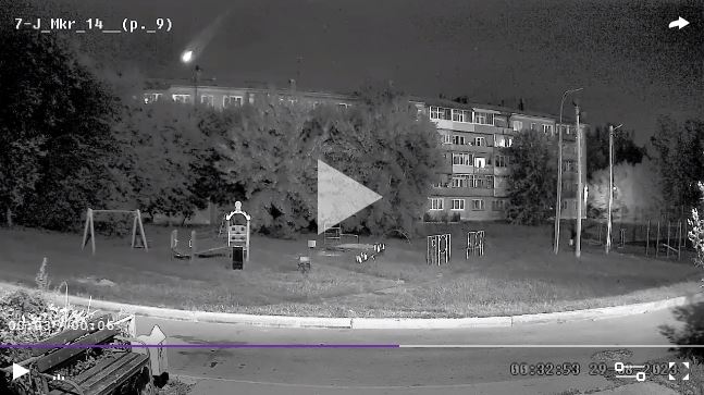 полет метеора, зафиксированный камерой домофона в Ангарске