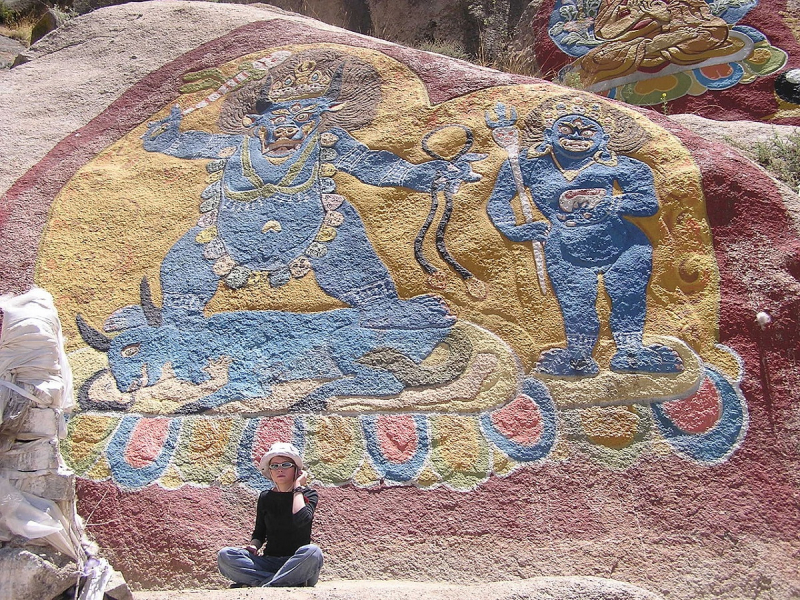 Яма (Ямараджа, Чойджал, Номун-хан, Эрлик) — в буддизме бог смерти. На петроглифе близ тибетского монастыря Сэра Яма изображен слева. Сэра́ — монастырь в пригороде Лхасы в Тибете, один из самых крупных буддийских монастырей и университетов школы гелуг тибетского буддизма.