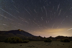 На фото: метеорный поток Квадратиды в ночь 3-4 января 2019 года. В 2022 году наблюдать его можно до 12 января. 