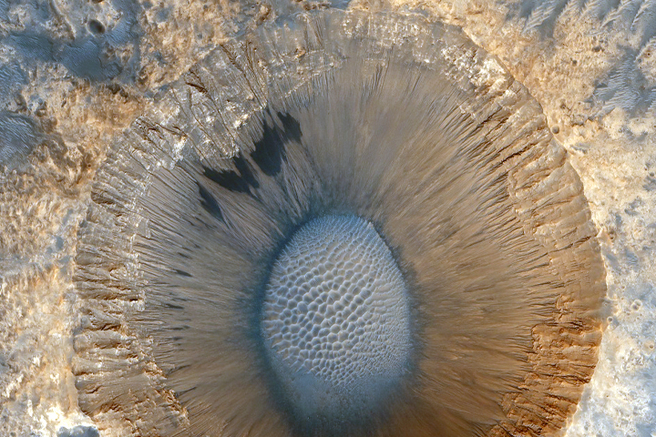 Ударный кратер на плато Меридиана (Meridiani Planum) на Марсе, диаметром около 1,5 километра, с песчаными дюнами на дне