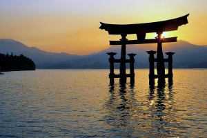 Ворота тории в лучах заходящего солнца, святилище Ицукусима, Япония