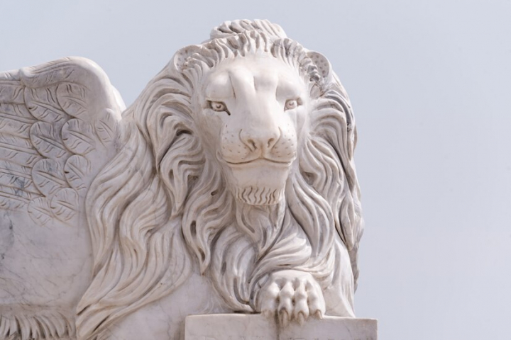 Фрагмент статуи крылатого льва в Венеции на набережной Финикудес