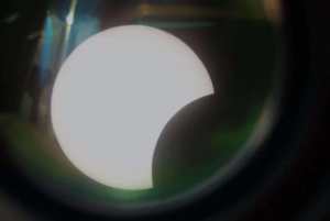 Солнечное затмение над Иркутском длилось затмение два часа. Так затмение выглядело в телескопе