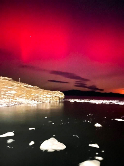 Красное сияние над Байкалом