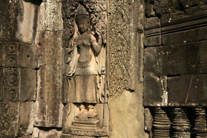 Апсара — прекрасная и вечно юная полубогиня в индуистской мифологии, дух воды, обитающий в небе и на земле. Барельеф на стене храма Ангкор-Ват в Камбоджи.