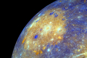 Хотя цвет Меркурия выглядит как оттенки серого, в ложных цветах можно увидеть гораздо больше деталей на поверхности планеты. На фото - Ударный бассейн Калорис.