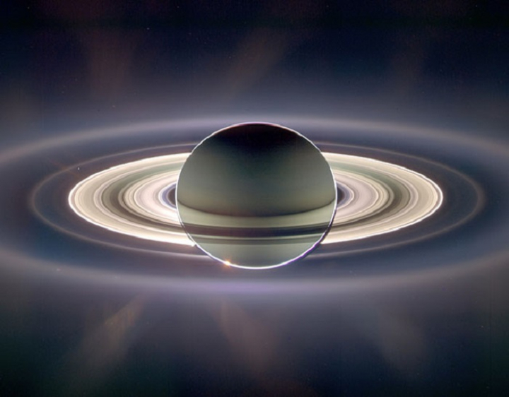 Сатурн — символ стабильности. Это его изображение из  165 отдельных фотографий, сделанных зондом в течение трех часов во время прохождения Сатурна перед Солнцем