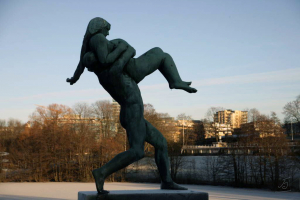 Статуя из Парка скульптур Густава Вигеланда в Осло в Норвегии
