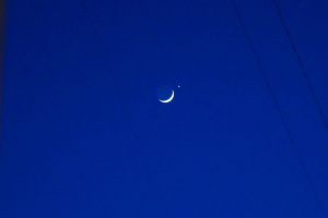 Так выглядело соединение Луны и Венеры в небе над Байкалом 24 марта 2023 года 24 марта в 13:27 мск (10:27 GMT), растущая Луна (звездная величина -10,1) и Венера (звездная величина -4,0) прошли по одному прямому восхождению в созвездии Овна. Через пять минут Луна и Венера достигли максимального приближения. Лунный диск, прошёл тоже очень близко к югу от планеты. 