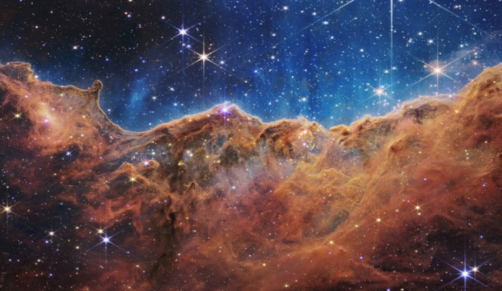Снимок участка Туманности Киля с «Джеймса Уэбба». Фотографии, которые делает телескоп, улавливают отблески процессов формирования звезд и планет задолго до появления Земли.