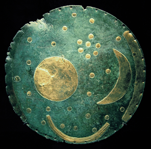 Небесный диск из Небры, найденный в 1999 году стал первым в истории человечества зафиксинованным изображением космоса. Это бронзовый диск диаметром 30 см, покрытый патиной цвета аквамарина, со вставками из золота, изображающими Солнце, Луну и 32 звезды.